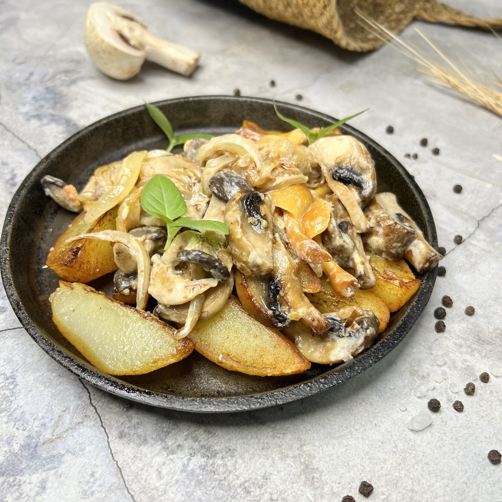 Жареный картофель с грибами