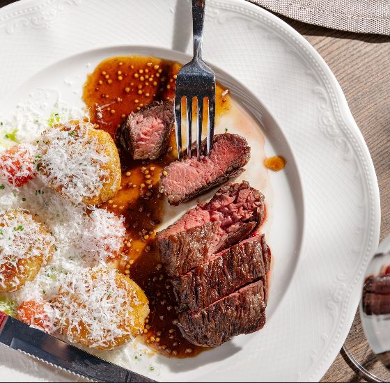 Скёрт стейк с печеным картофелем и соусом демиглас