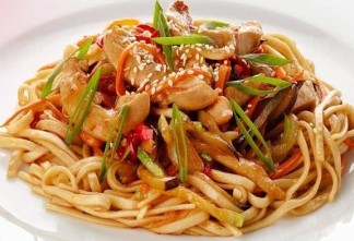 Домашняя лапша с курицей и соусом терияки