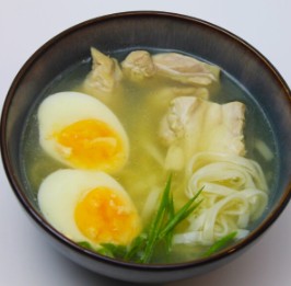 Бульон с курицей и удоном
