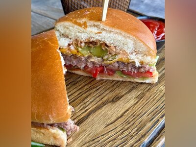 Бургер с мраморной котлетой + картошка фри + сырный соус