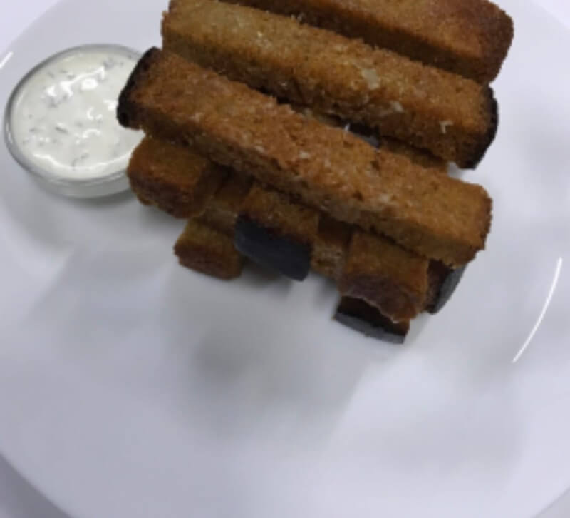 Чесночные гренки с соусом