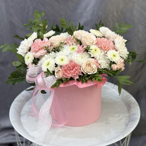 Букет цветов в коробке: диантусы, хризантемы, кустовые розы (к 0850)