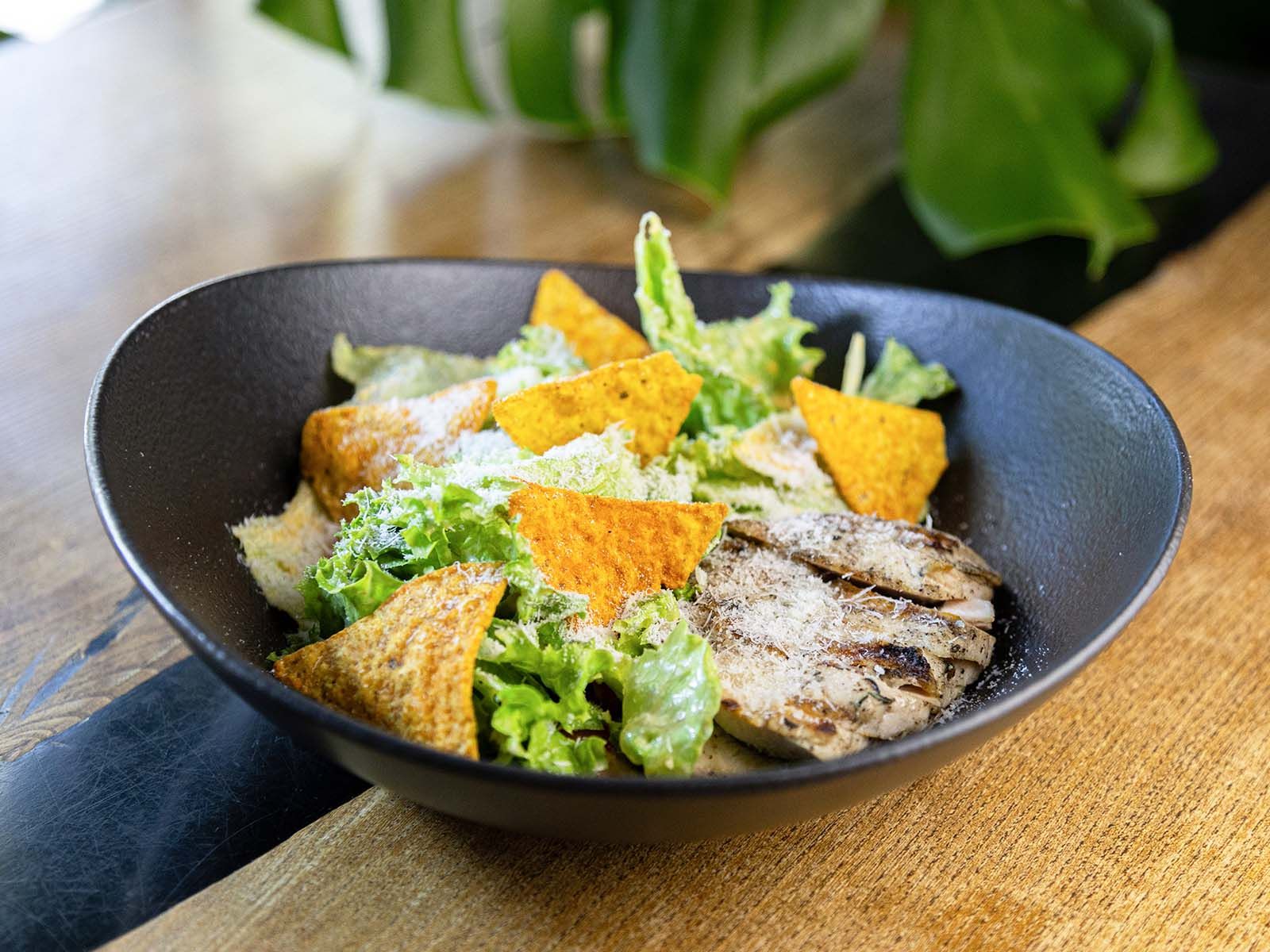 Латина цезарь с курицей на гриле