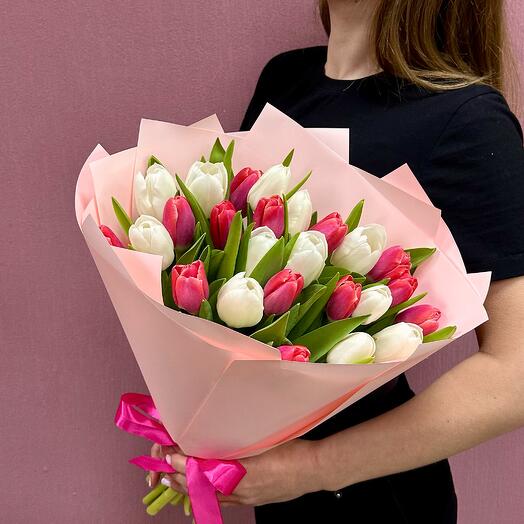25 кораллово-белых тюльпанов