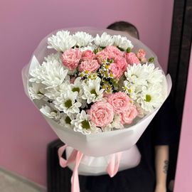 Ромашки с кустовыми розами