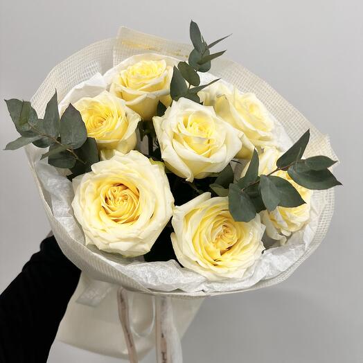 Букет «Карамелька» из роз и эвкалипта