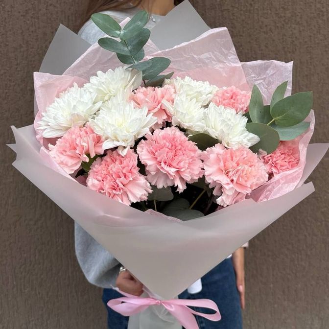 Букет с хризантемой и диантусами