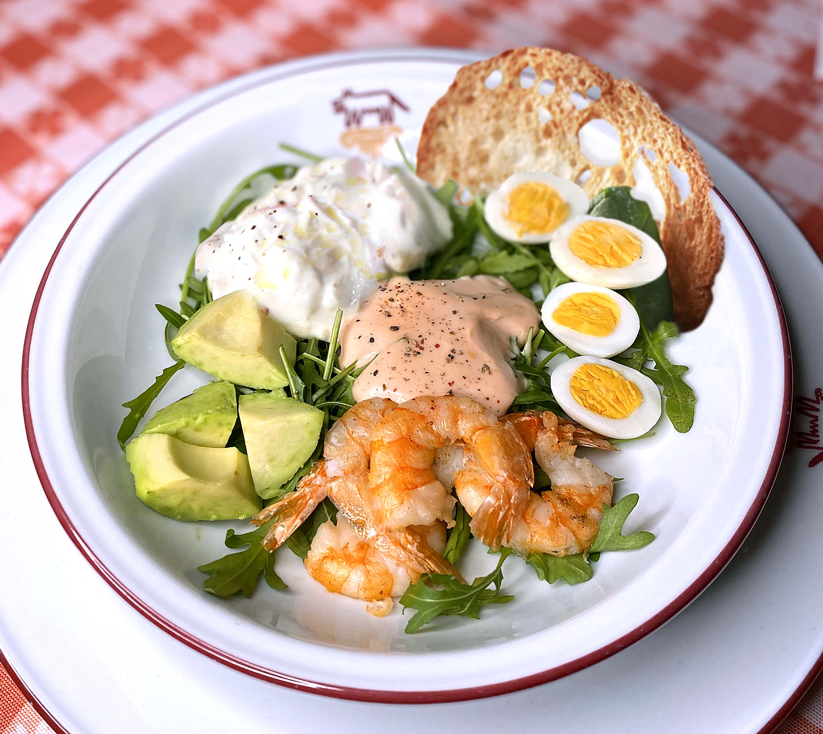 Салат с креветками,авокадо и страчаттелой