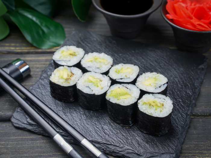 Ролл с авокадо