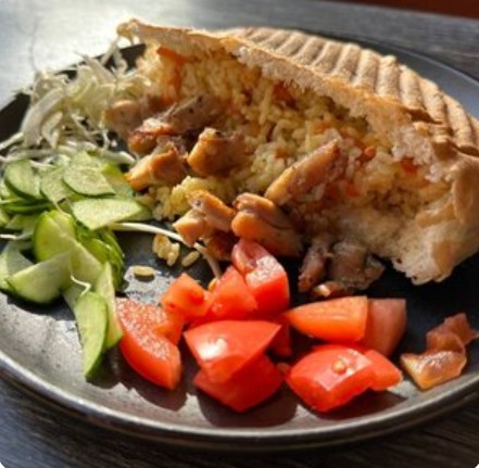 Плов с курицей в горячей булке