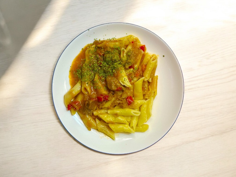 Гуляш из говядины с макаронами