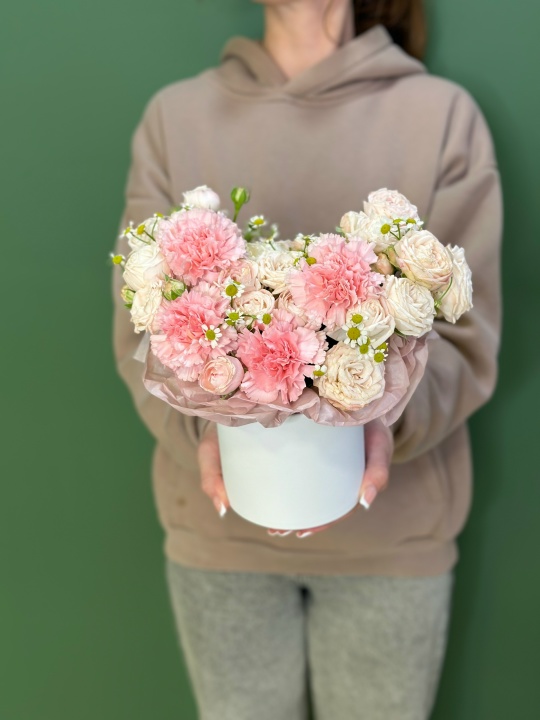 Коробочка с диантусами ,кустовой розой и ромашками