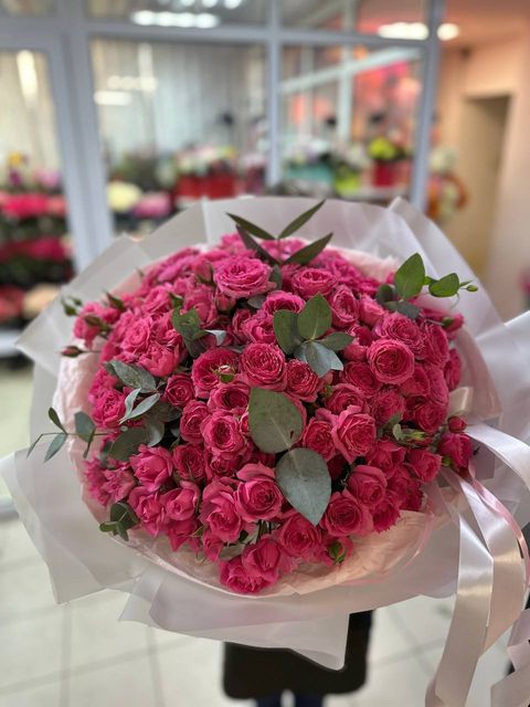 Букет из 25 кустовых пионовидных роз