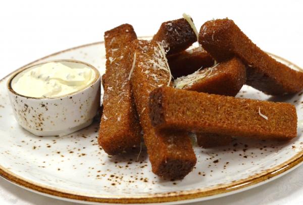 Гренки ржаные с сливочным соусом