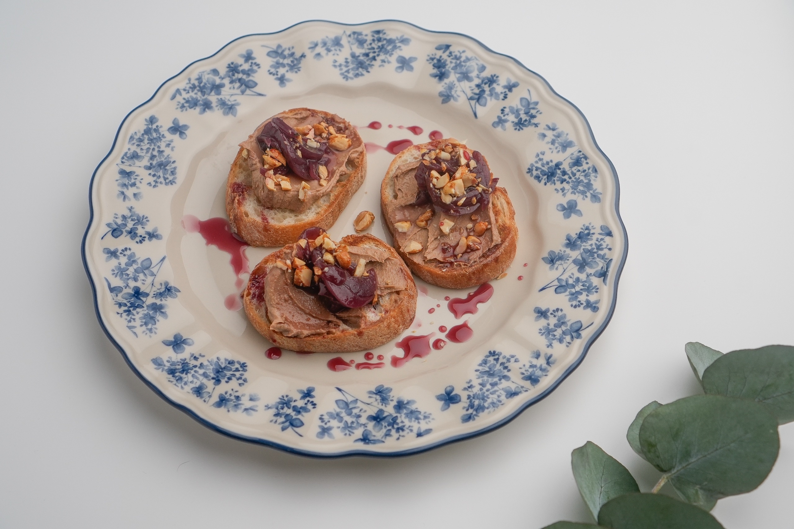 Мини брускетты с патэ цыпленка