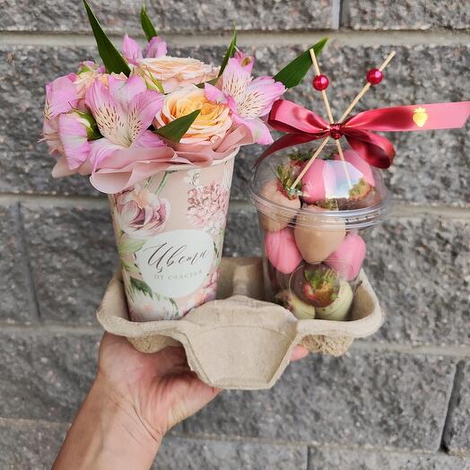 Клубника в шоколаде с букетом цветов