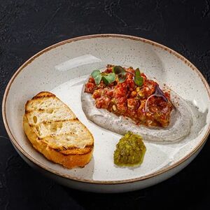 Тартар из говядины с трюфельным муссом и жареной чиабаттой
