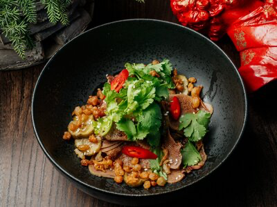 Салат с говяжьим языком и пряным огурцом