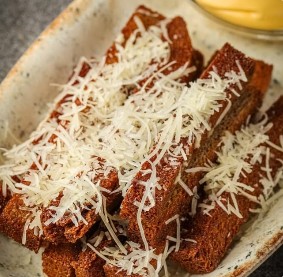 Чесночные гренки с соусом чеддер