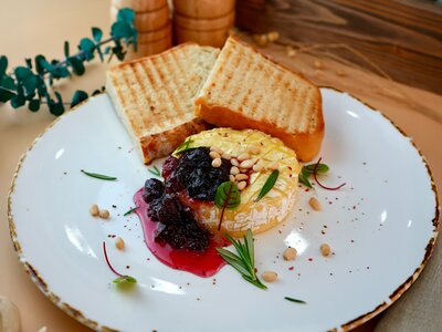 Запечённый камамбер с клюквенным соусом