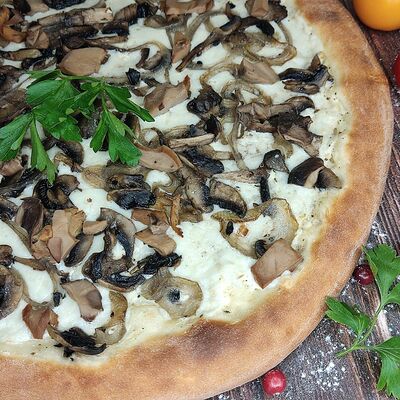 Пицца с ветчиной и грибами