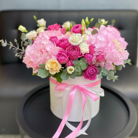 Цветы в коробке,гортензия и пионовидная роза 