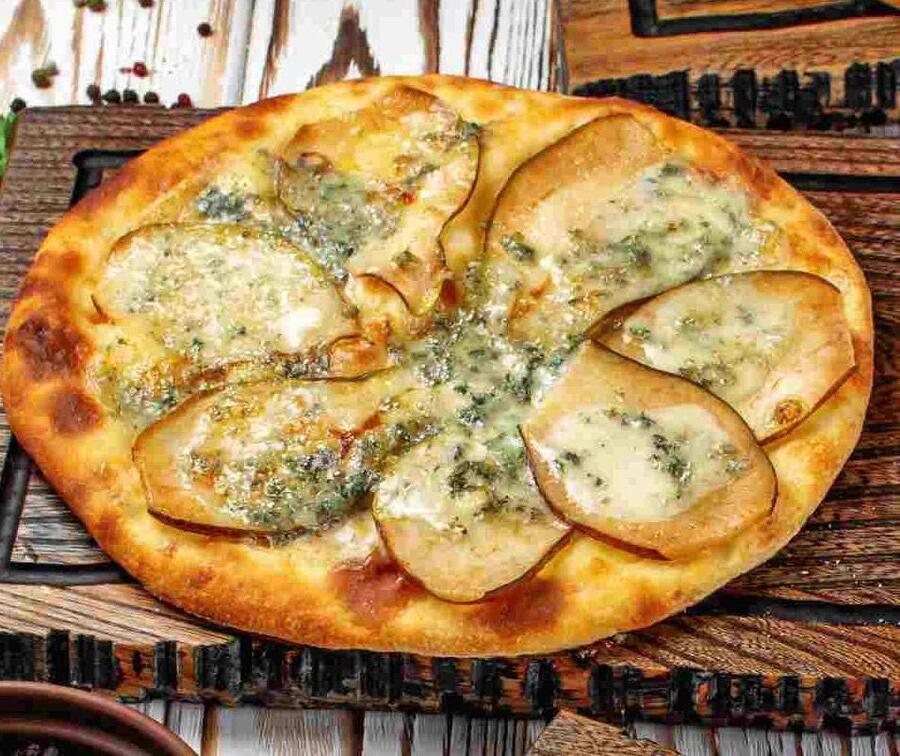 Хачапури с пикантным сыром и грушей