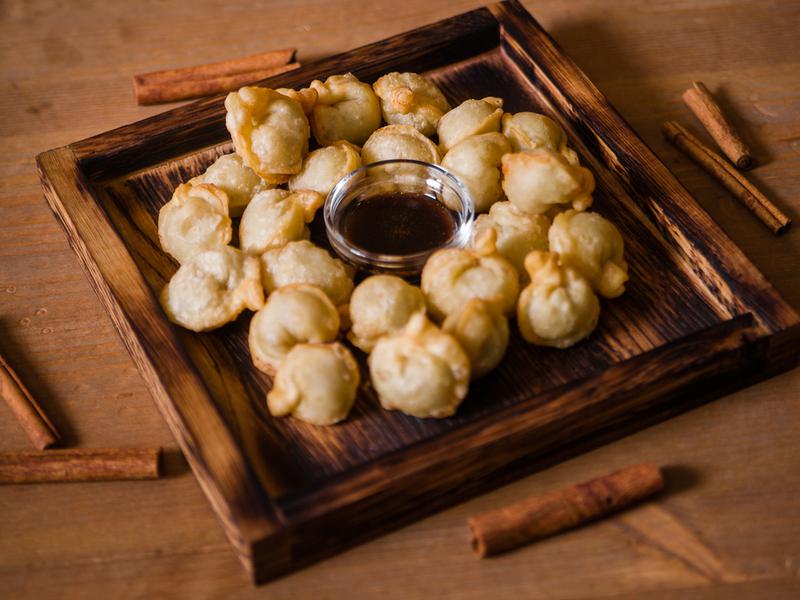 Жареные пельмени с соусом унаги