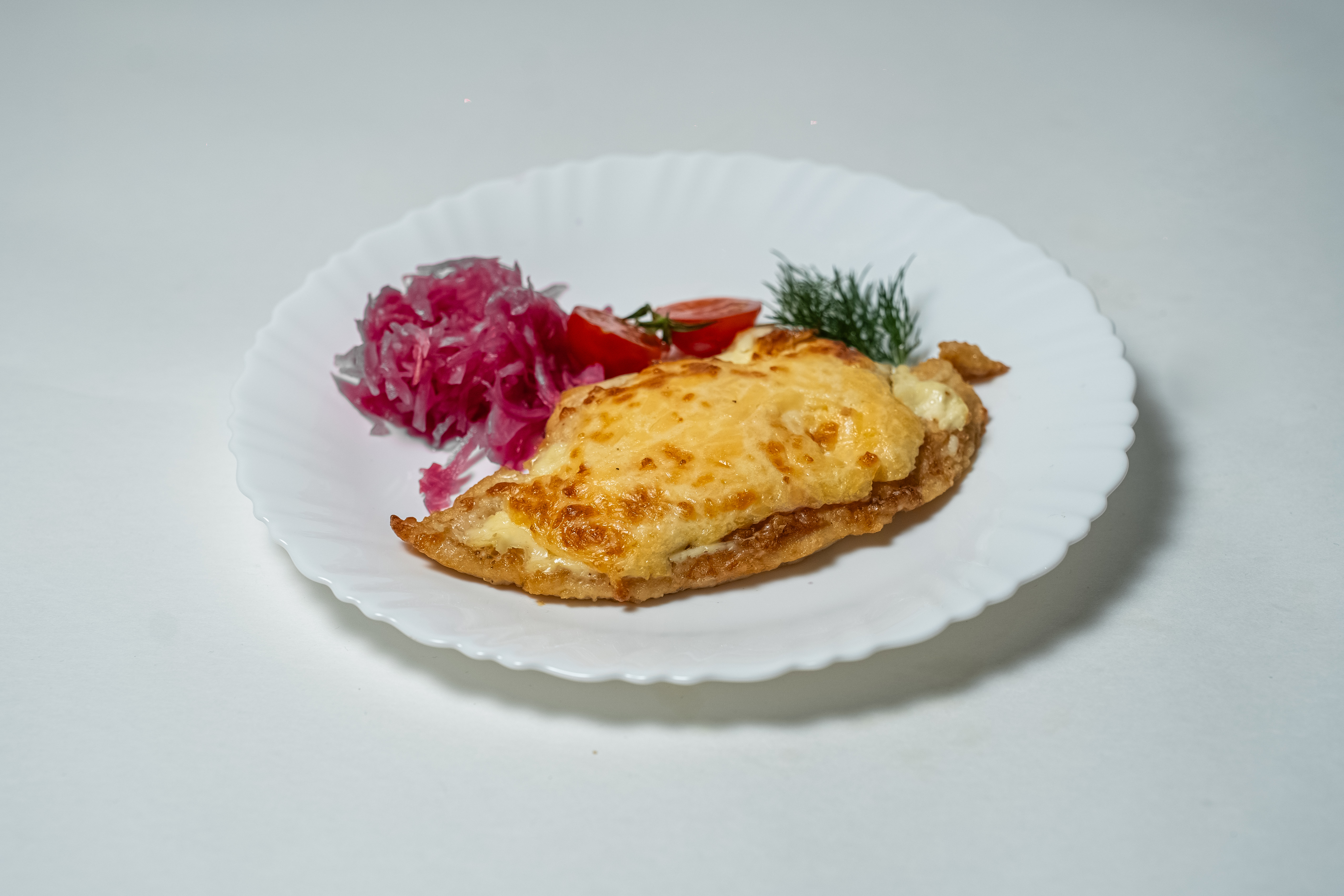Отбивная свиная с помидором и сыром