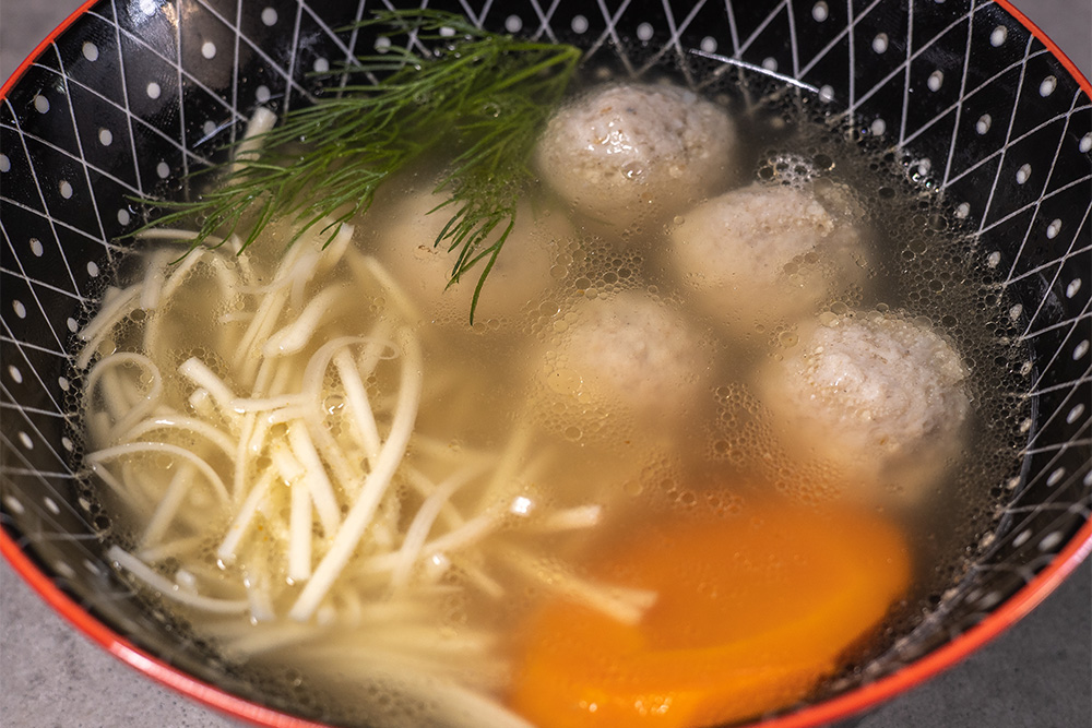 Шурпа с лапшой и куриными митболами