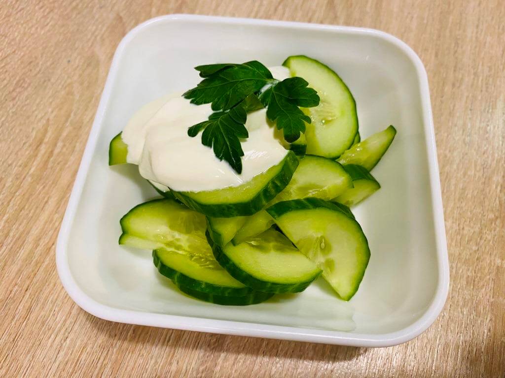 Салат из огурцов со сметаной