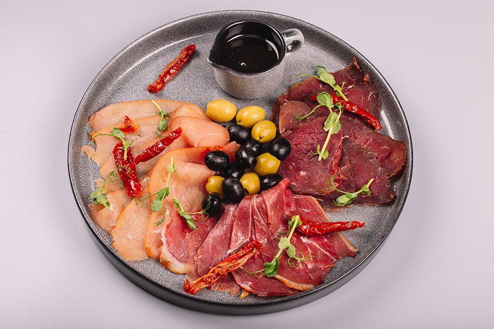 Ассорти мясных копчёностей
