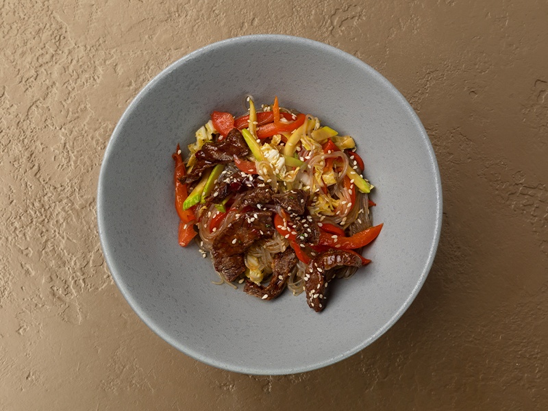 Фунчоза со свининой, овощами и соусом терияки