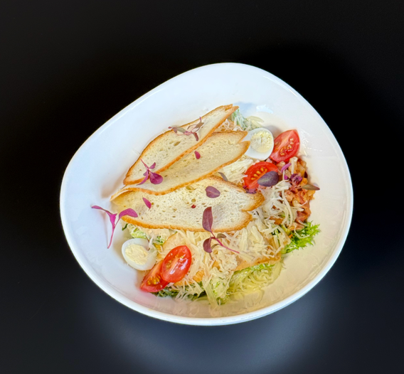 Цезарь с копченой индейкой и беконом