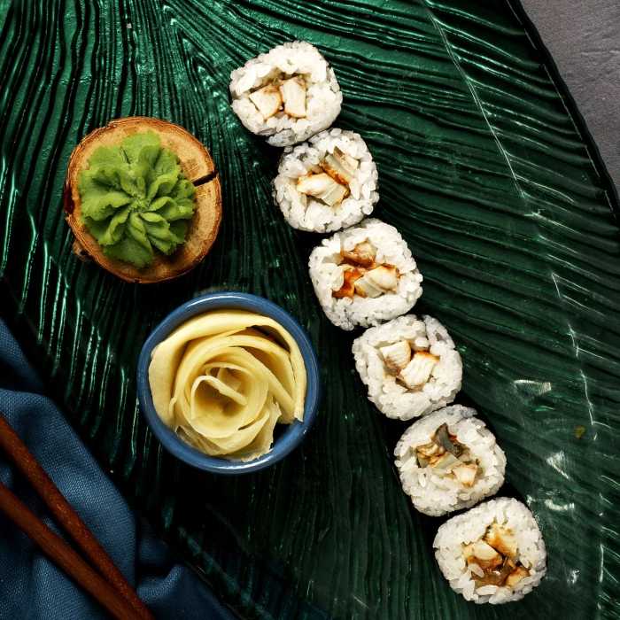 Маки с угрем