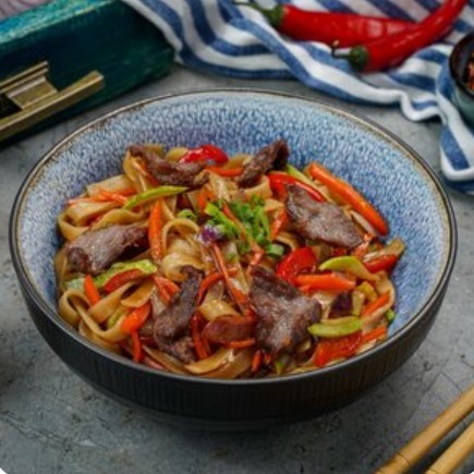 Вок с говядиной, овощами и соусом