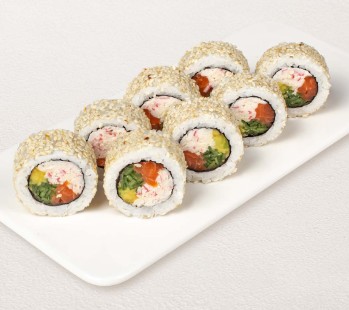 Ролл Калифорния с лососем в кунжуте