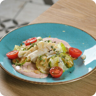 Салат с жареным кальмаром и цукини