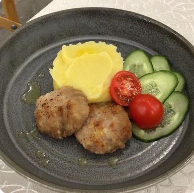 Картофельное пюре с митболами