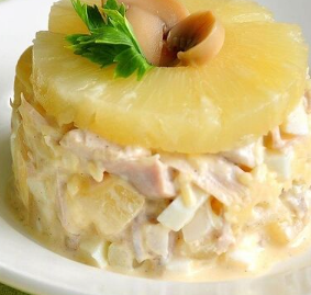 Салат с курицей и ананасом 180гр