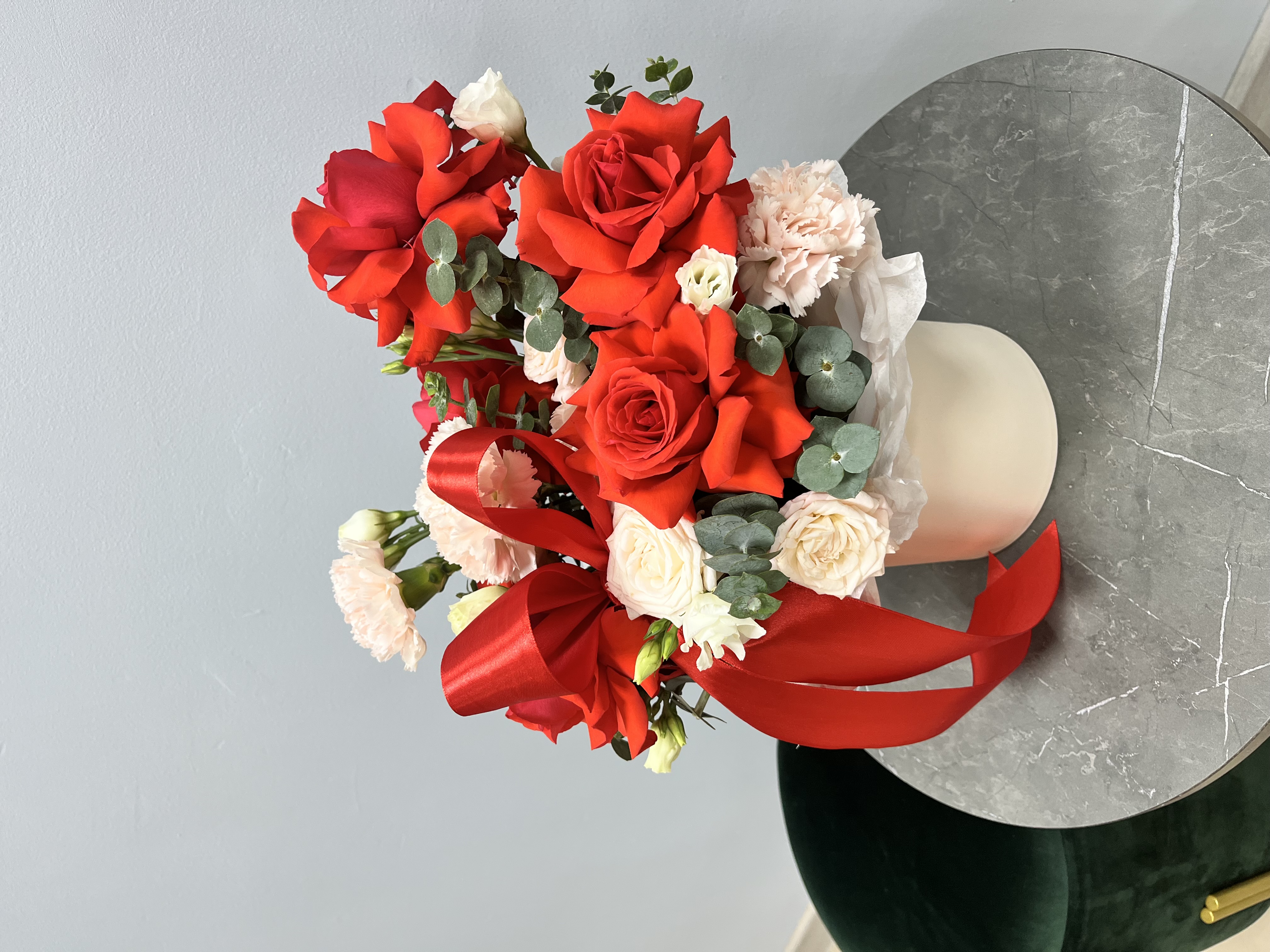 Композиция с французскими розами в коробке