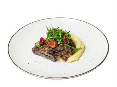 Телятина с прошутто и томатами конфи