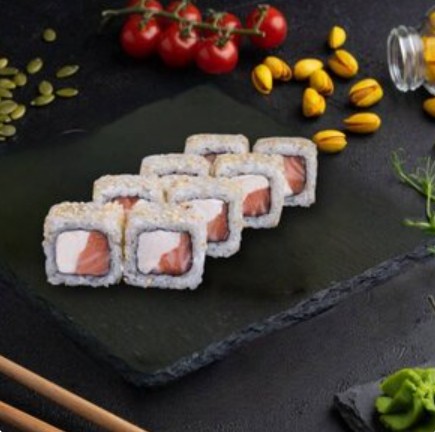 Ролл с лососем и сливочным сыром