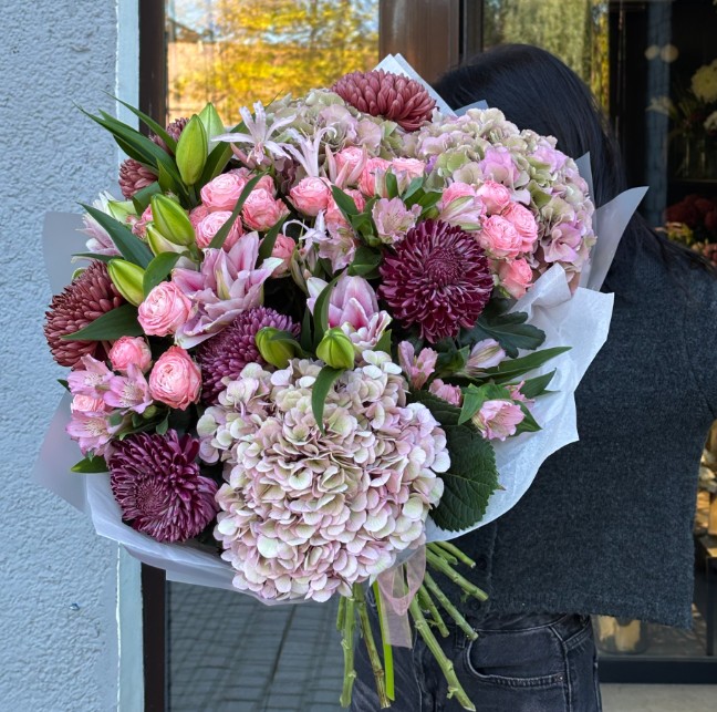 Сборный букет с гортензиями