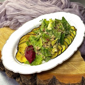 Салат с печеными овощами, киноа, хумусом