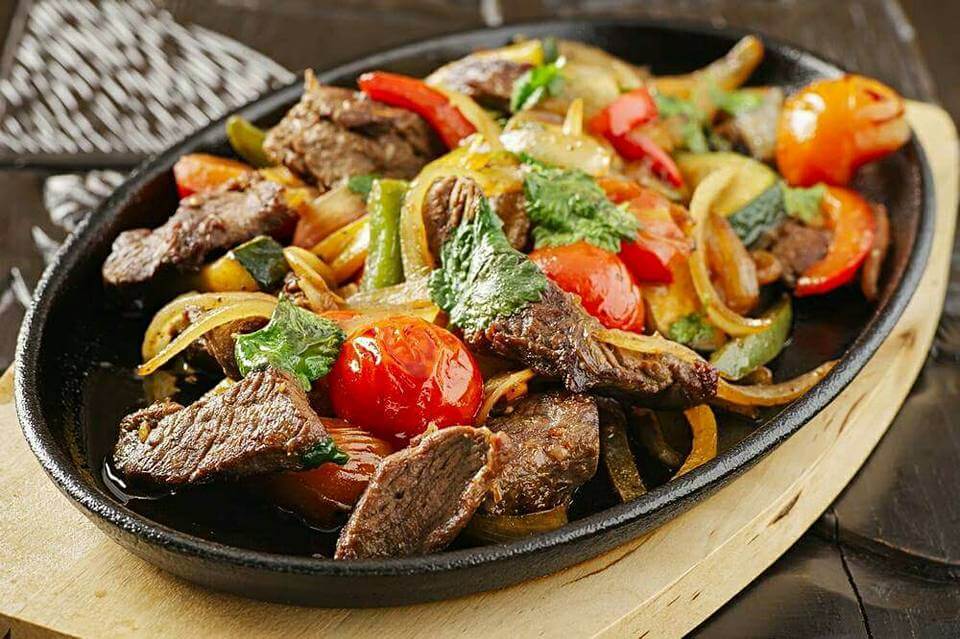 Шипящая сковородочка из свинины с овощами