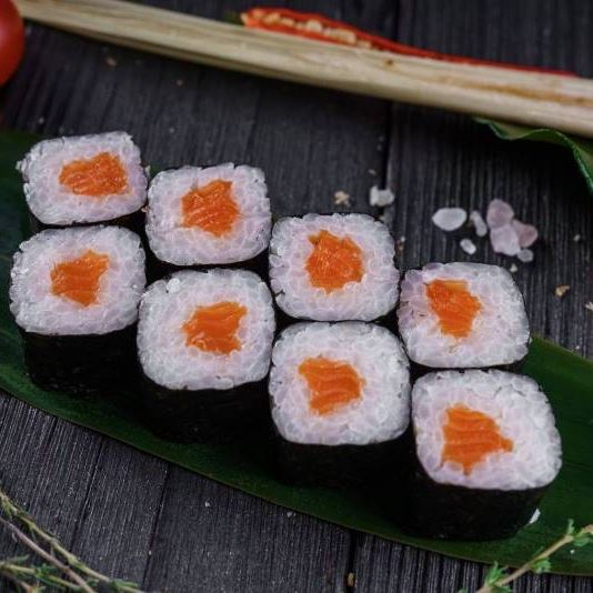 Хосомаки со свежим лососем