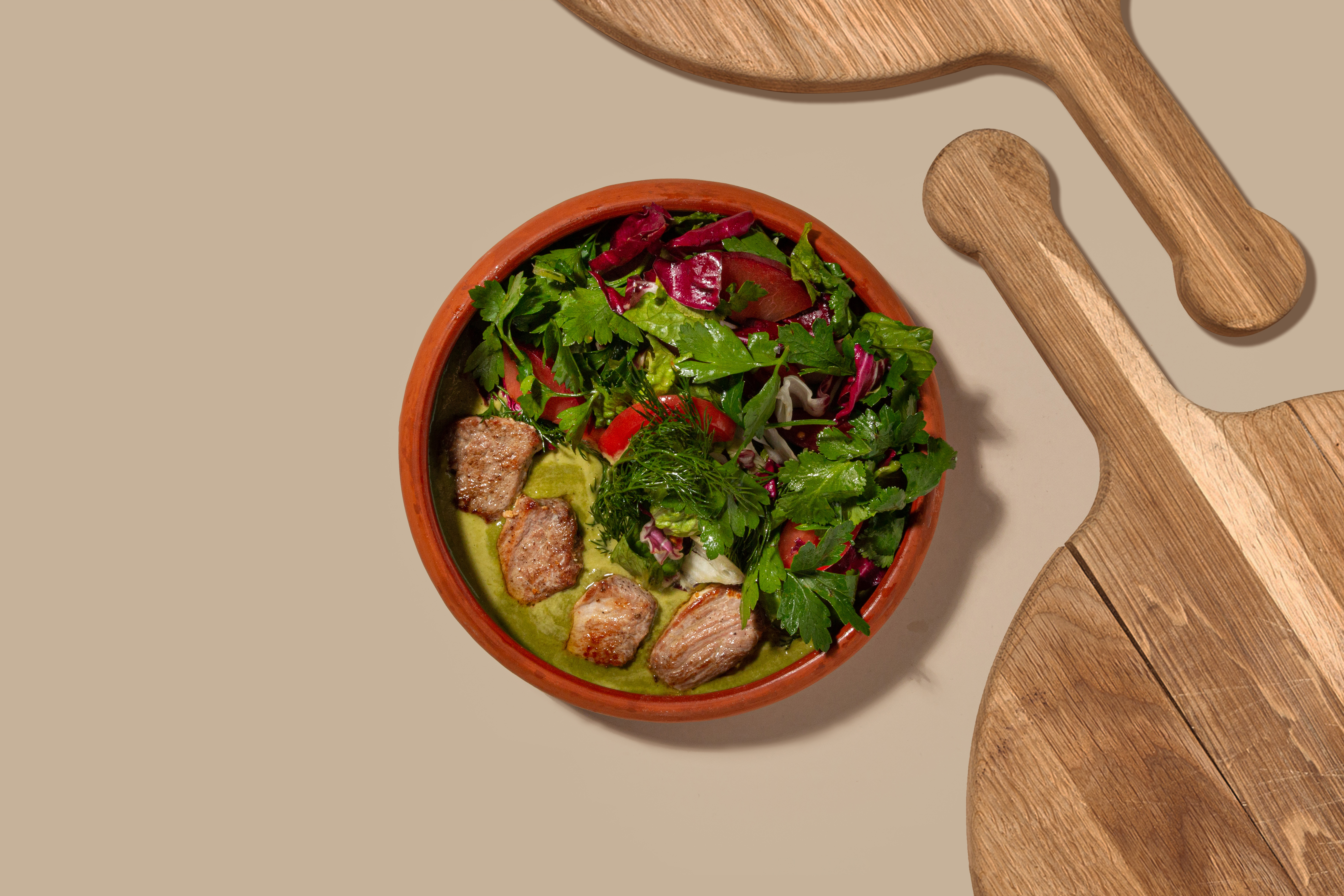 Салат с уткой и соусом киндзмари