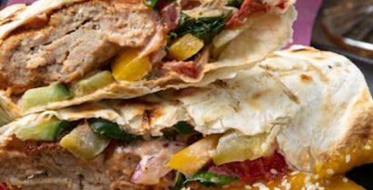 Люля из баранины в лаваше с овощами